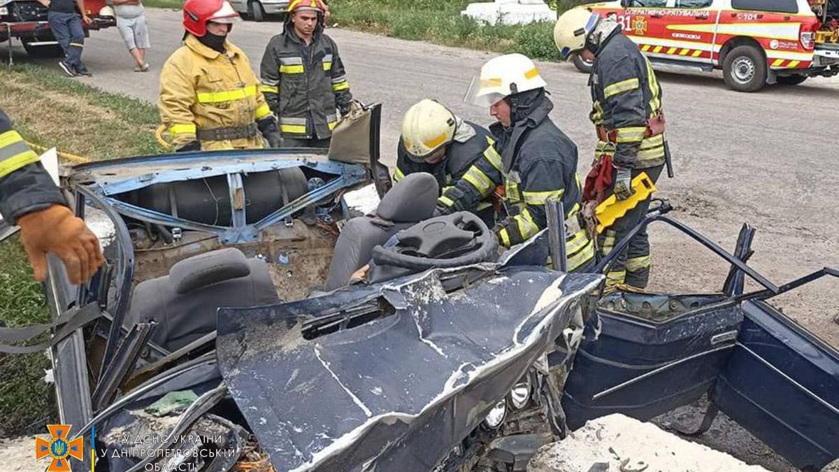 В Днепропетровской области ВАЗ врезался в бетонное ограждение: водитель погиб