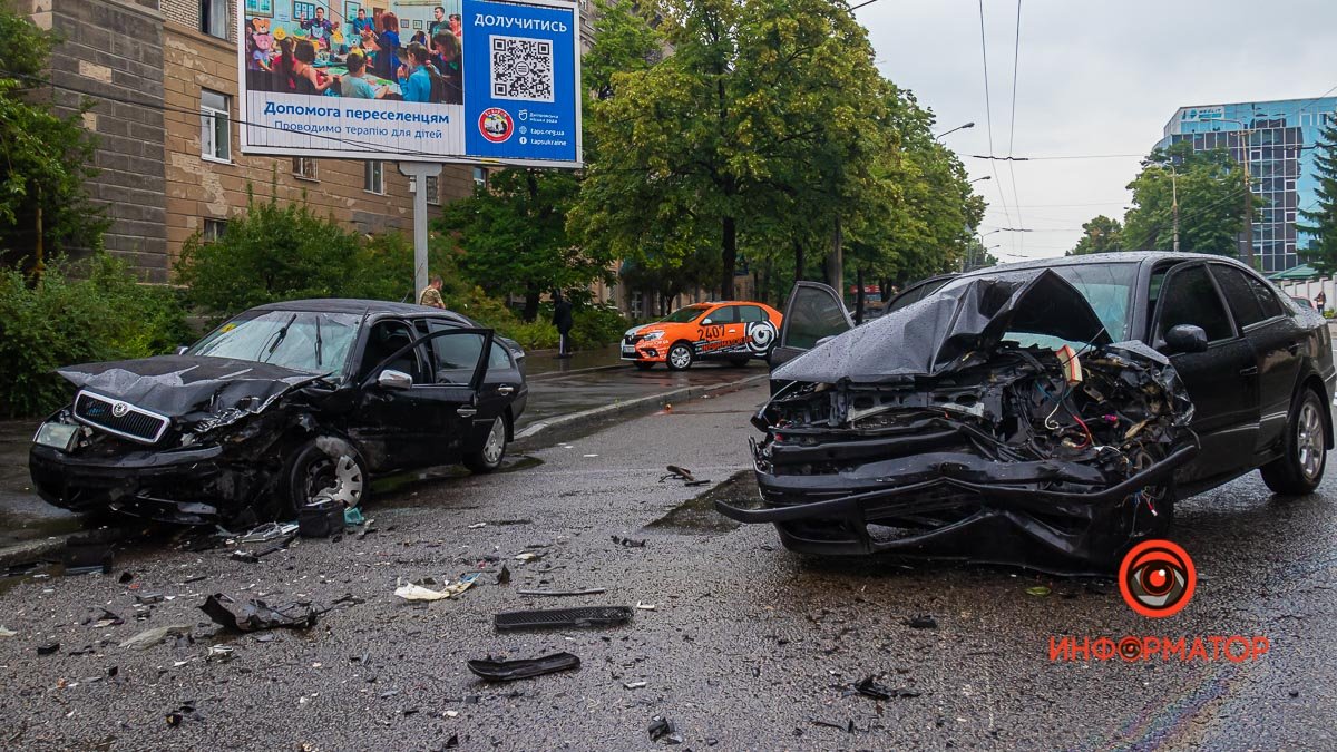 В Днепре на проспекте Гагарина столкнулись два автомобиля Skoda: водители пострадали