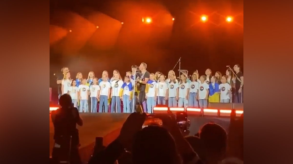 Вокалист Coldplay в Берлине исполнил песню с детским коллективом из Днепра