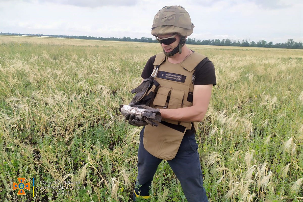 В Днепропетровской области в поле обнаружили кассетные боеприпасы