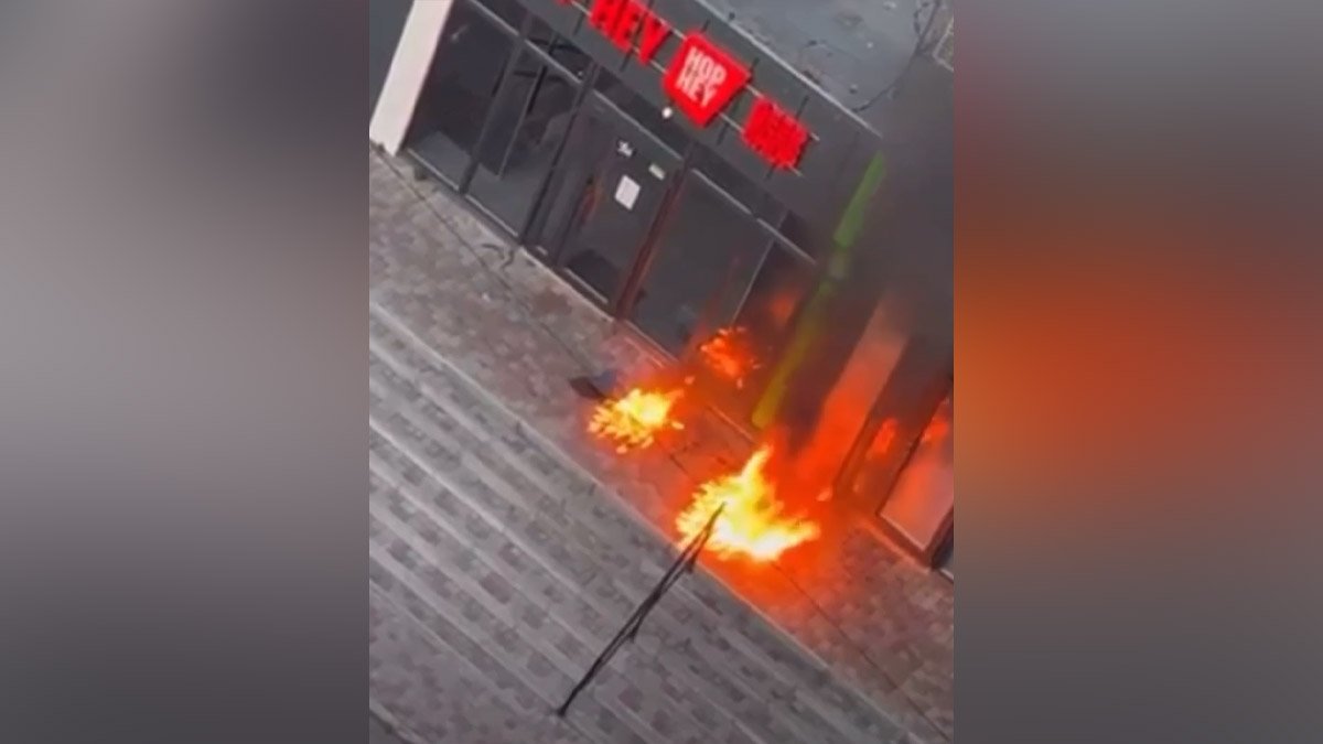 В Днепре на бульваре Славы мужчина пытался поджечь магазин: видео момента