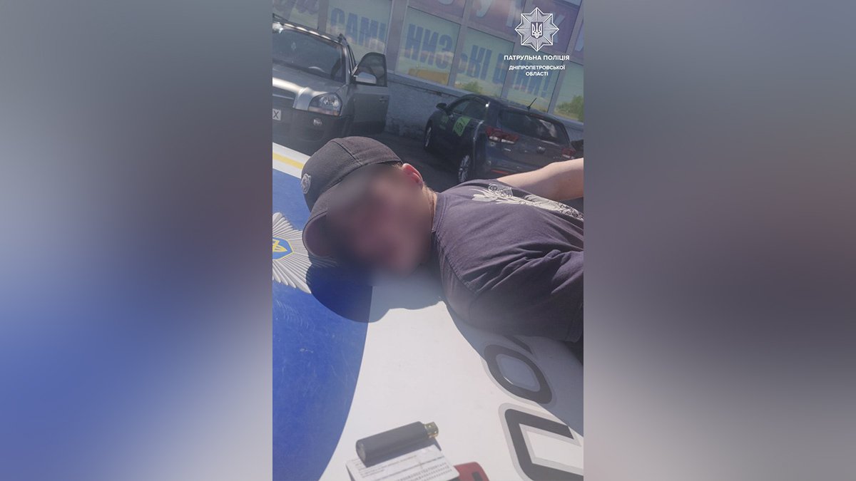 В Днепре на Роторной 17-летнего парня ударили в живот и забрали у него телефон: нападавшего задержали