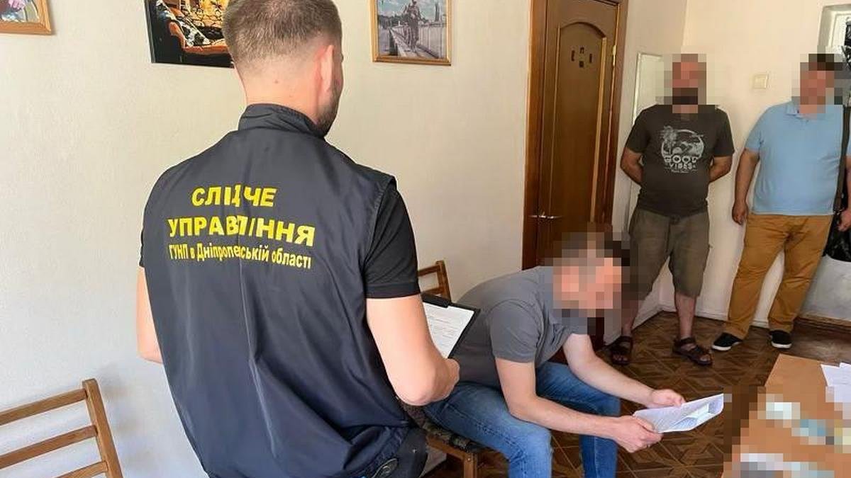 У Дніпропетровській області чоловік давав 2 тисячі доларів хабаря, щоб "відкосити" від армії