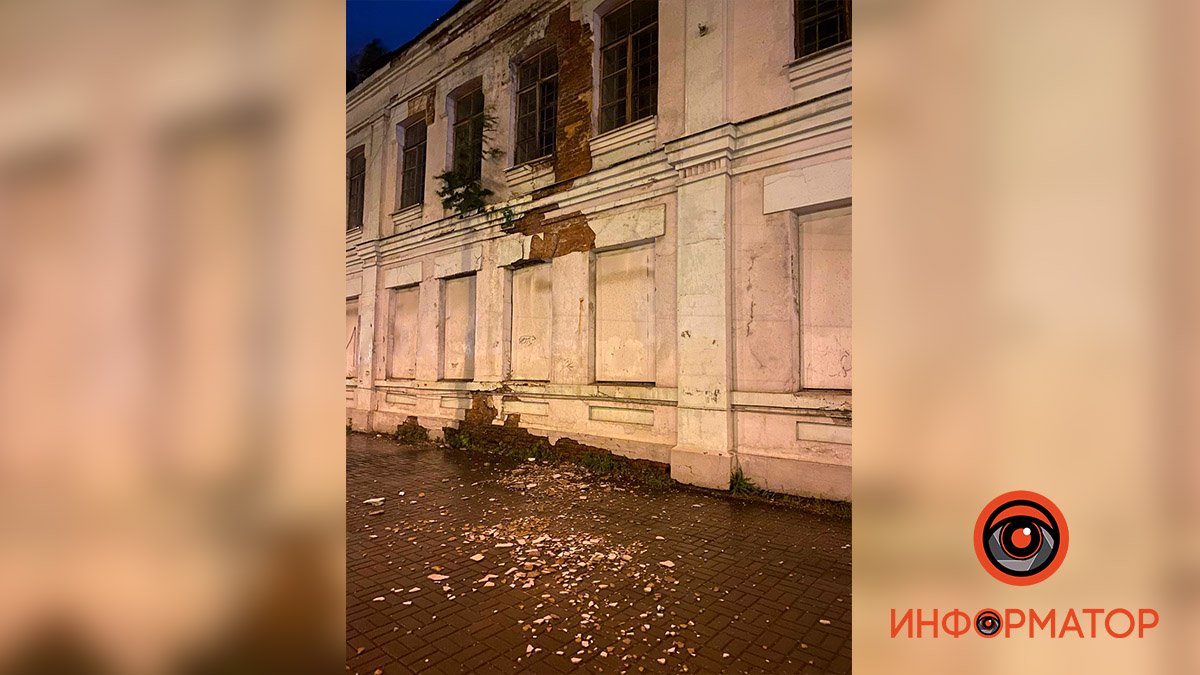 В Днепре на Шмидта на мужчину упала часть фасада здания: ему травмировало ногу