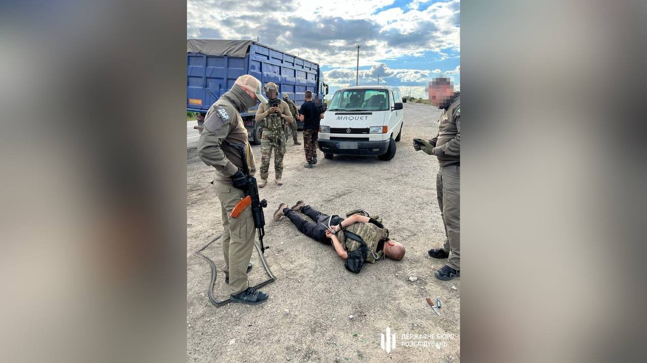 На границе с Днепропетровской областью задержали "псевдовоенных", которые торговали оружием и наркотиками