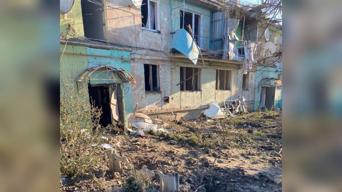 Війська рф атакували три райони Дніпропетровської області: зруйновані три школи та залізнична колія, загинула людина