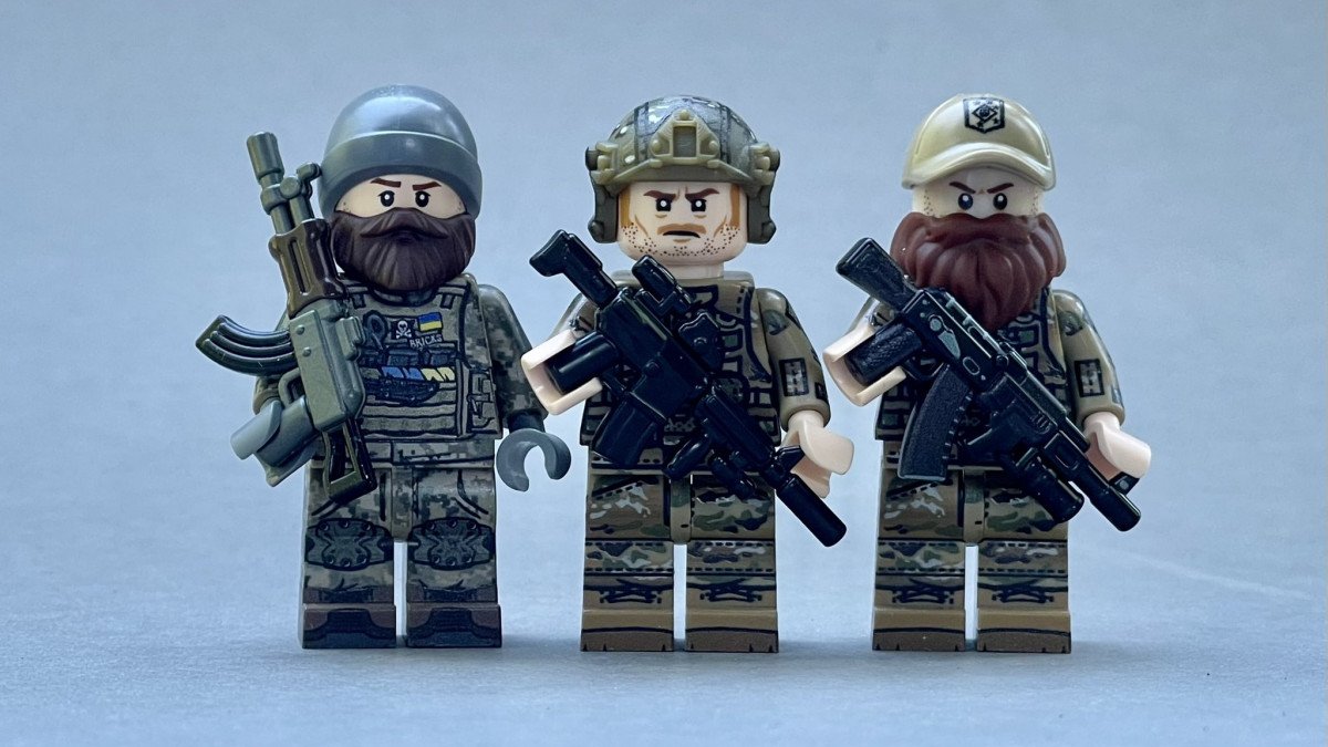 LEGO выпустили лимитированную коллекцию фигурок защитников «Азовстали»