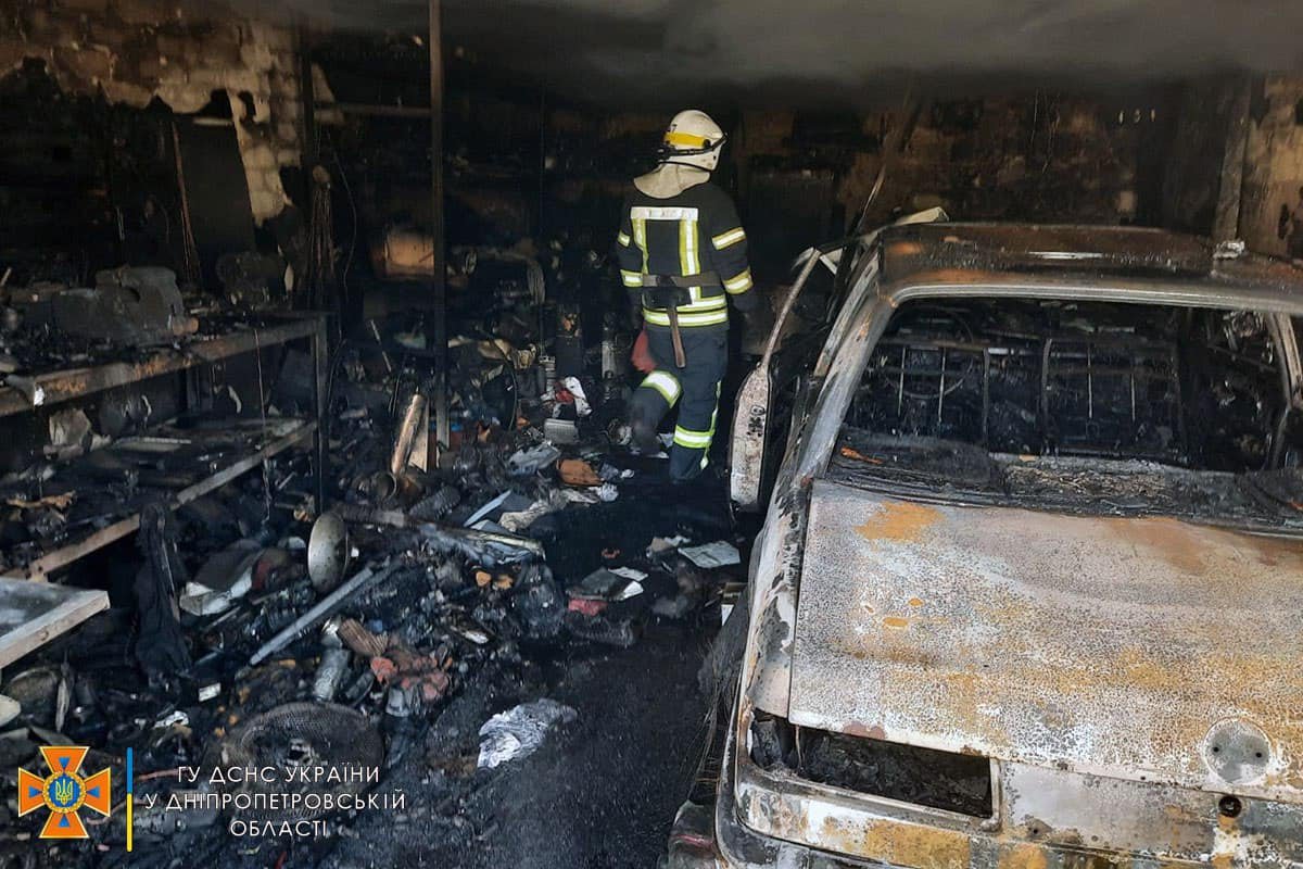 В Днепропетровской области сгорел гараж с автомобилем: пострадал мужчина