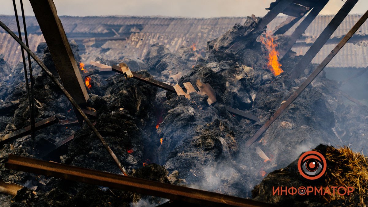 В результаті ракетного влучання біля Дніпра згоріло близько 800 тонн соломи та постраждала людина
