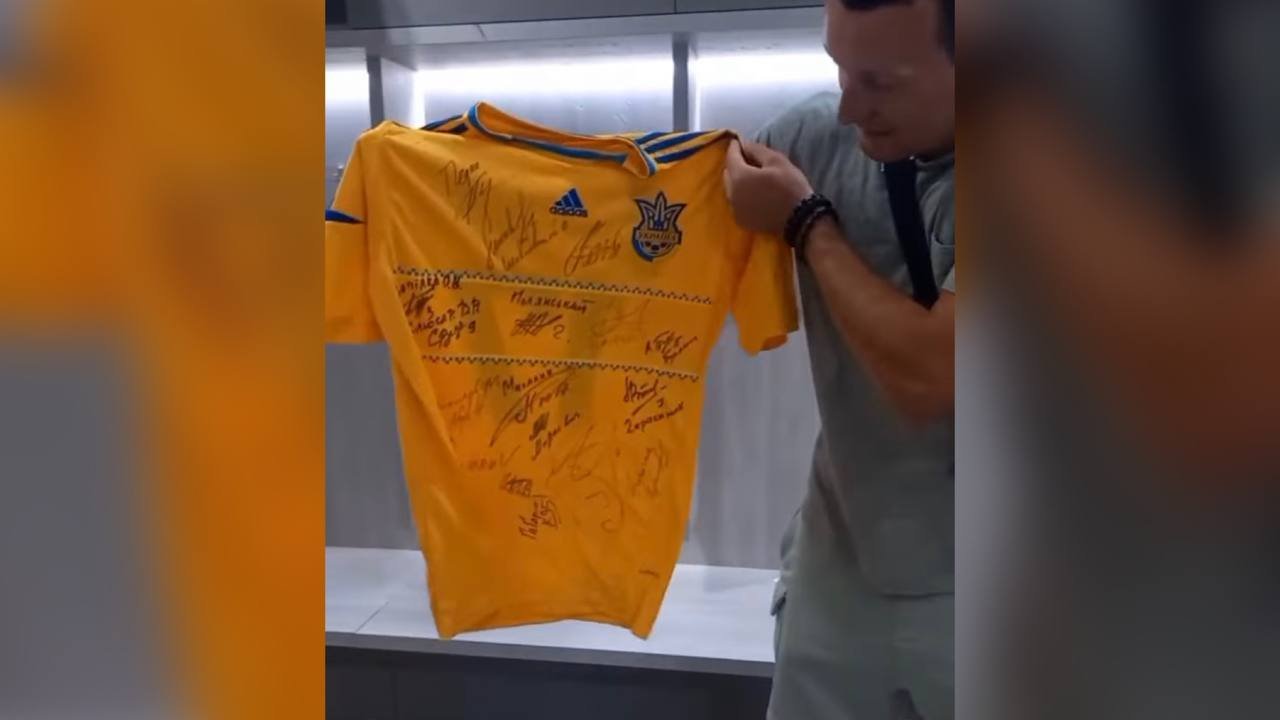 На прилад нічного бачення для бійців: у Дніпрі розігрують футболку збірної України з автографами футболістів