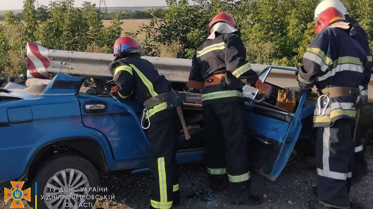 У Дніпропетровській області на трасі ВАЗ влетів у відбійник: тіло водія діставали рятувальники