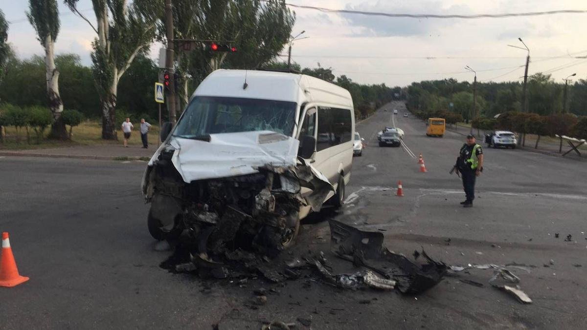 У Кривому Розі зіткнулися вантажівка і маршрутка з пасажирами: постраждали 14 людей