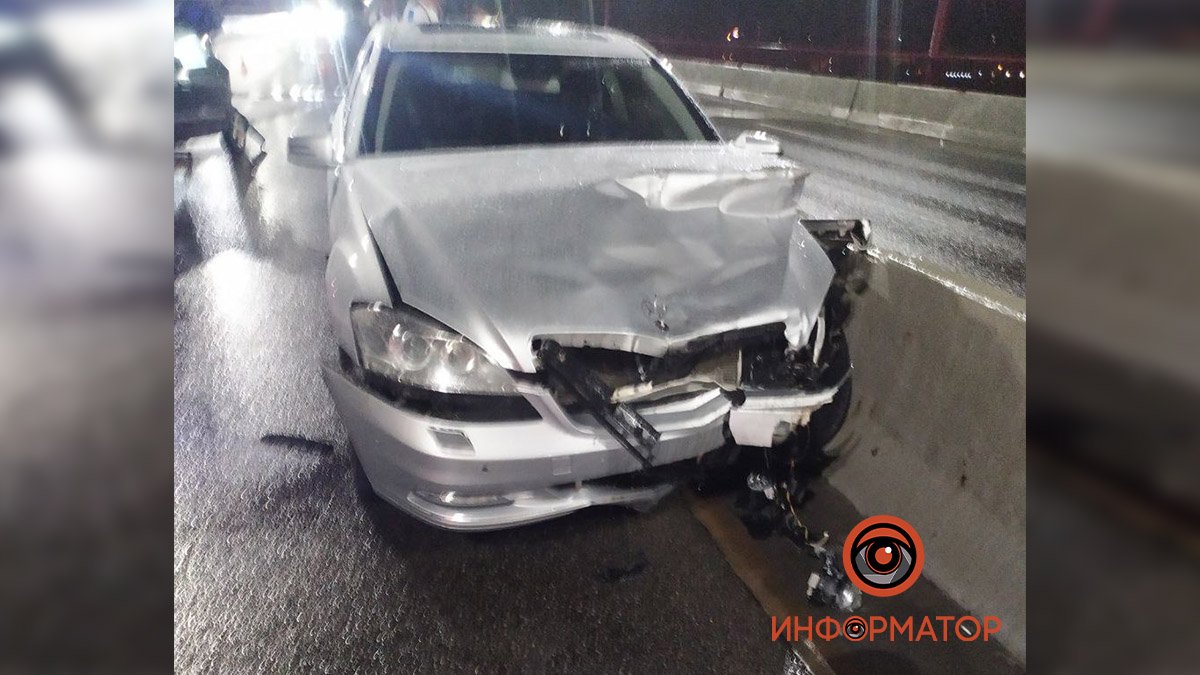 В Днепре на Новом мосту столкнулись Renault и Mercedes: четверо пострадавших