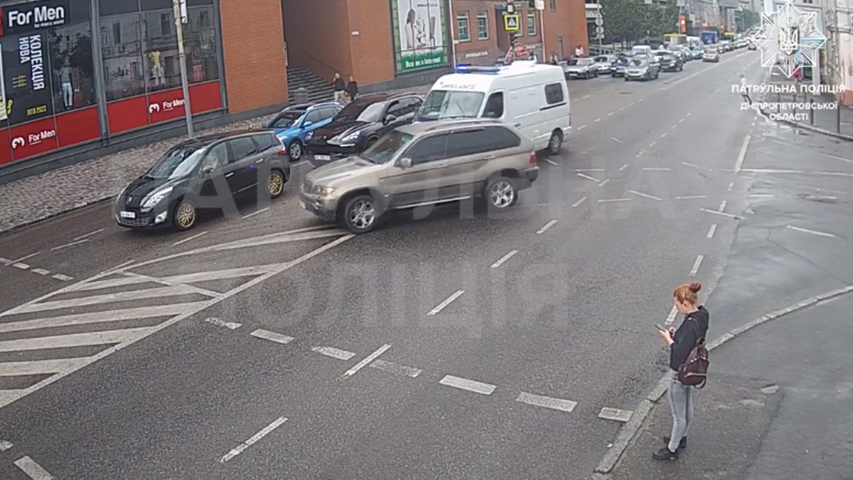 В центре Днепра водитель BMW не пропустил скорую и едва не спровоцировал ДТП: видео момента