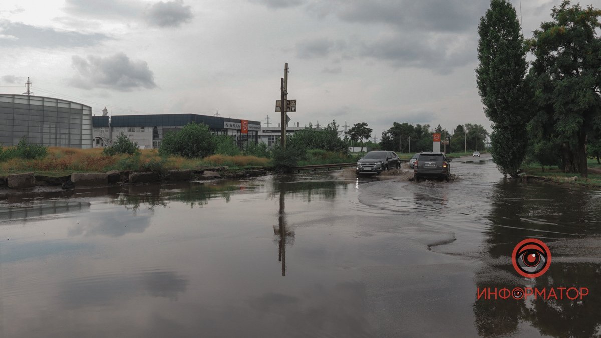 У Дніпрі на Курсантській після дощу автомобілі майже «пливуть» по дорозі