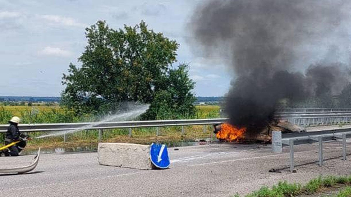 У Дніпропетровській області Daewoo врізався у залізобетонний блок і загорівся: є постраждалий