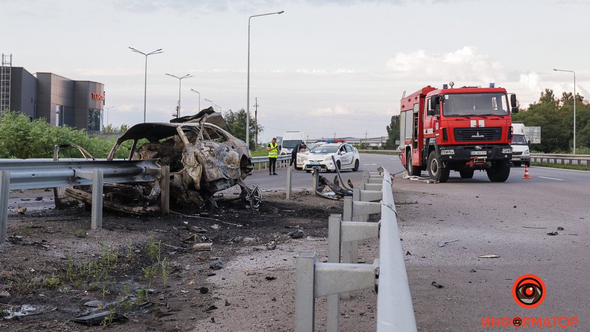 В Днепре на Донецком шоссе BMW врезался в отбойник и загорелся: погибли два человека