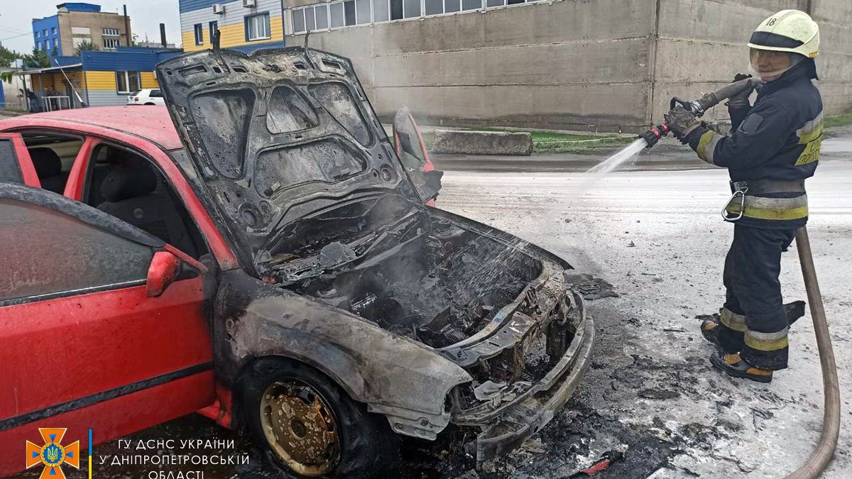 В Слобожанском во время движения загорелся автомобиль Skoda