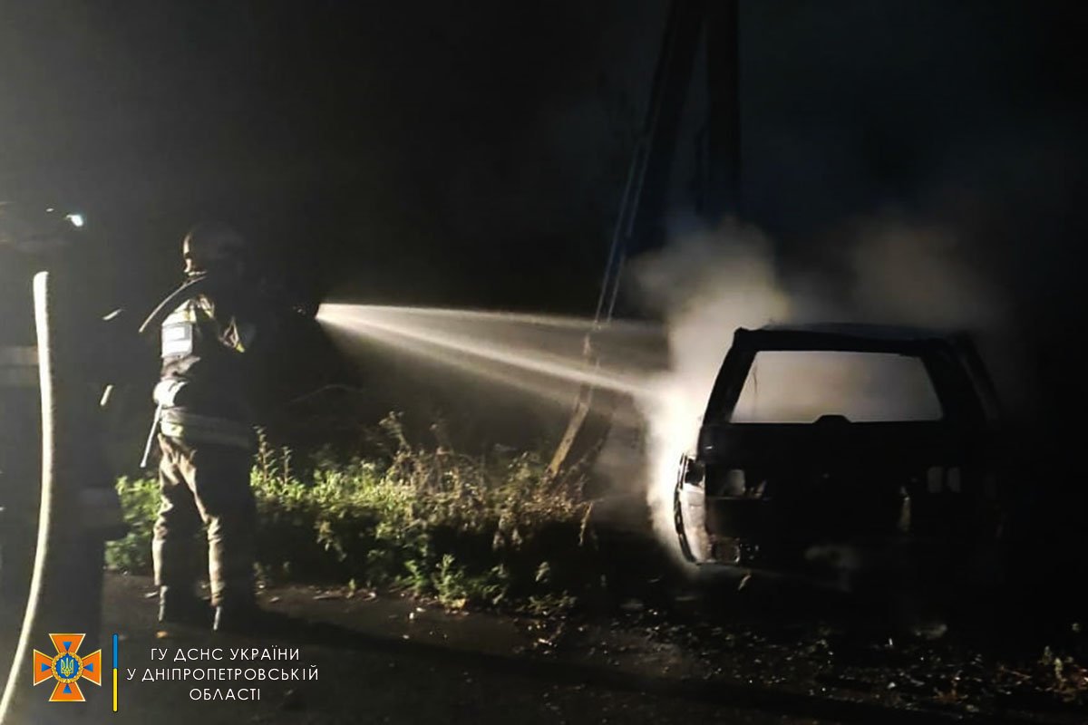 У Дніпропетровській області ВАЗ врізався в електроопору та загорівся