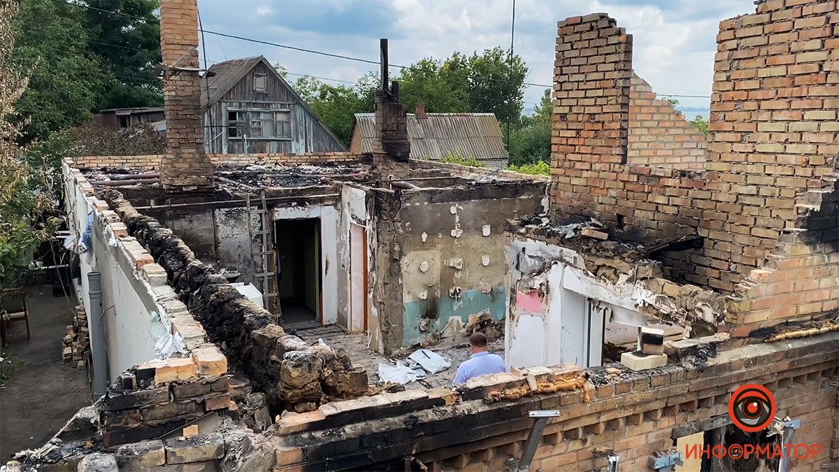 У Нікополі запалювальний боєприпас росіян підпалив дім, в якому сім'я ховалася від обстрілів
