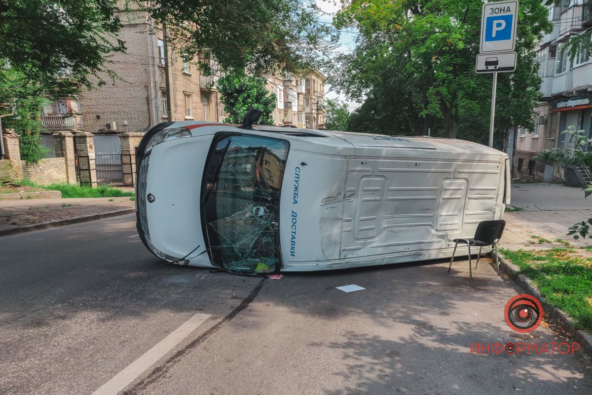У Дніпрі на Січових Стрільців мікроавтобус Renault зіштовхнувся з "Нивою" і перевернувся