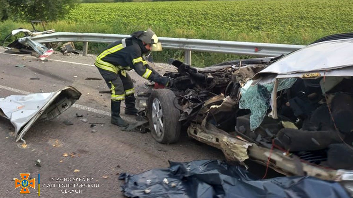 У Дніпропетровській області Chevrolet врізався у відбійник: загинули троє людей
