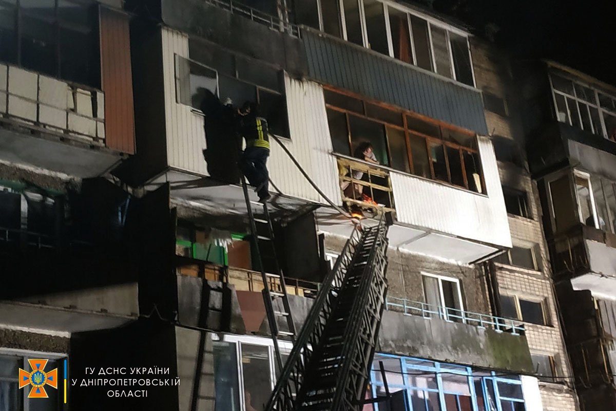 У Дніпропетровській області горіла квартира: 4 людини опинились у пастці