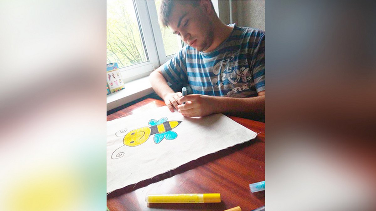 «Перетворює» свої малюнки на бронежилети: юний художник із Дніпра зворушливо допомагає військовим