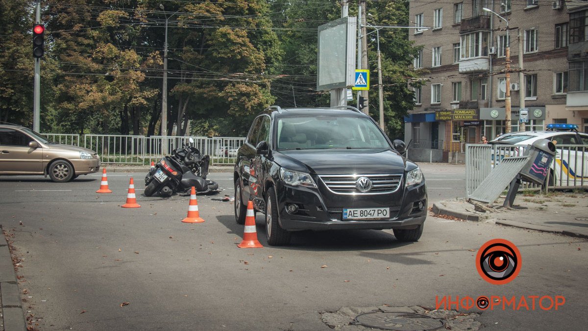 У Дніпрі на Титова зіштовхнулися Volkswagen та скутер: чоловіка забрала швидка