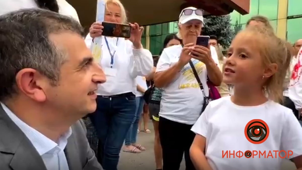 Дівчинка з Дніпра заспівала пісню перед директором компанії, яка виробляє "Байрактари"