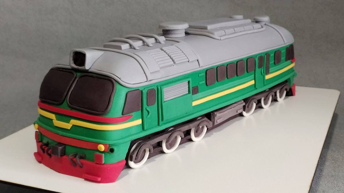 Днепровский кондитер сделал торт в виде локомотива