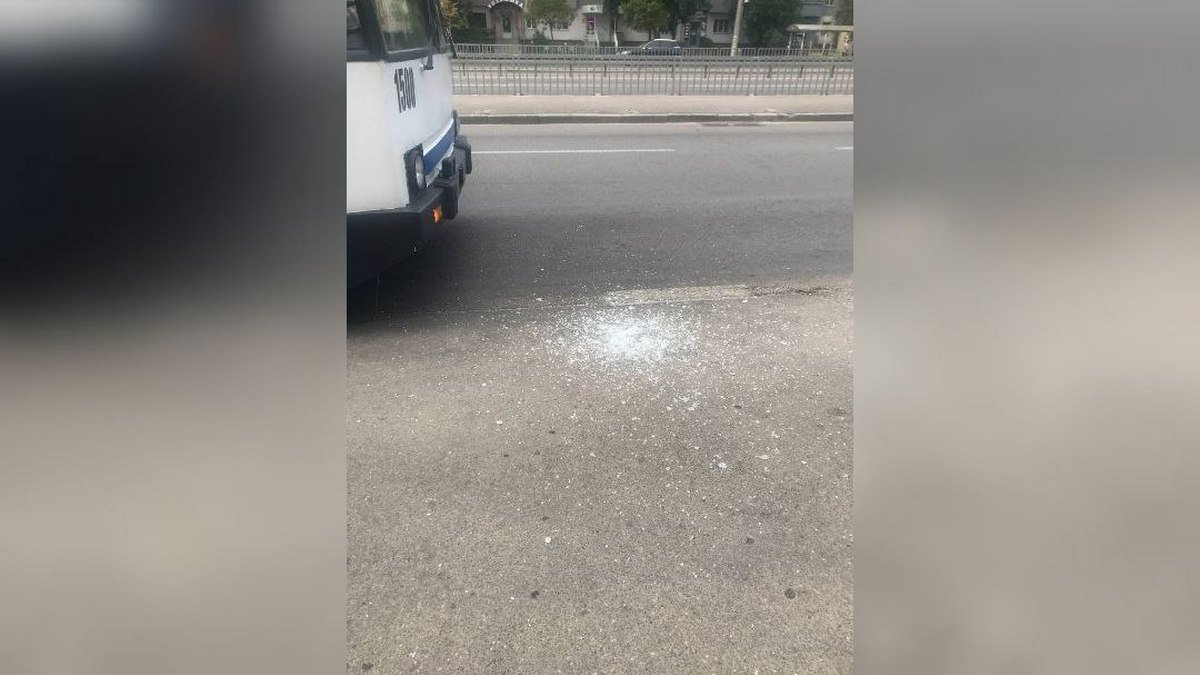 В Днепре на Слобожанском проспекте мужчина разбил стекло троллейбуса