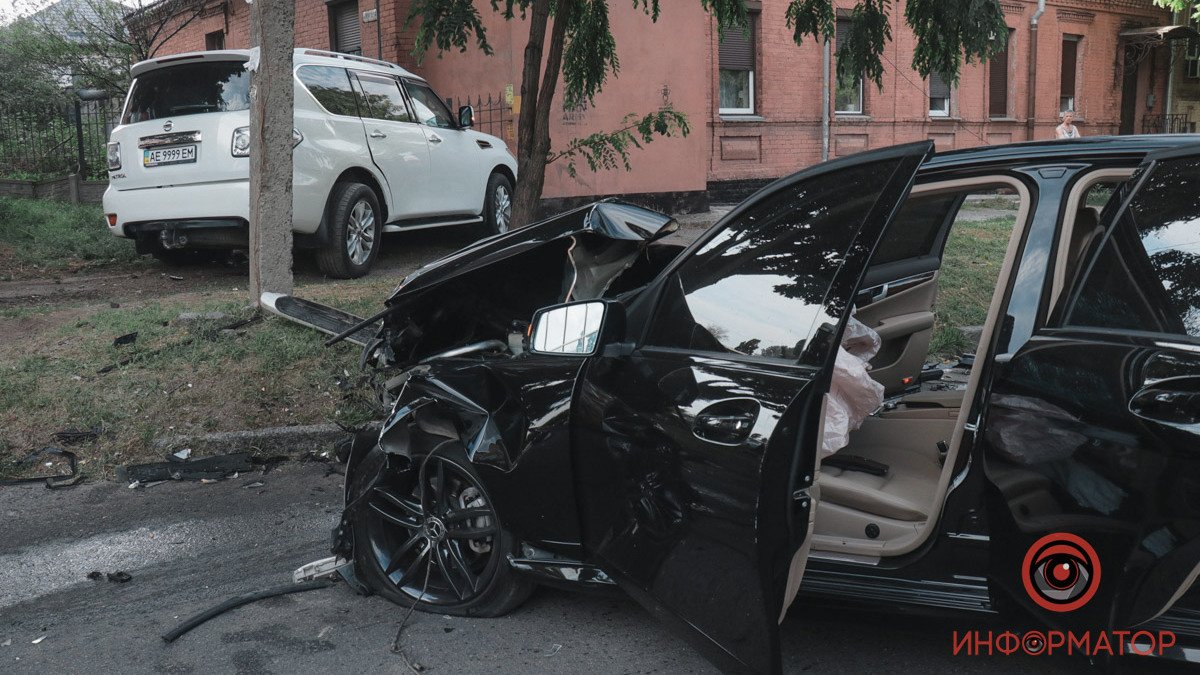 В Днепре столкнулись Mercedes и Nissan: пострадал мужчина