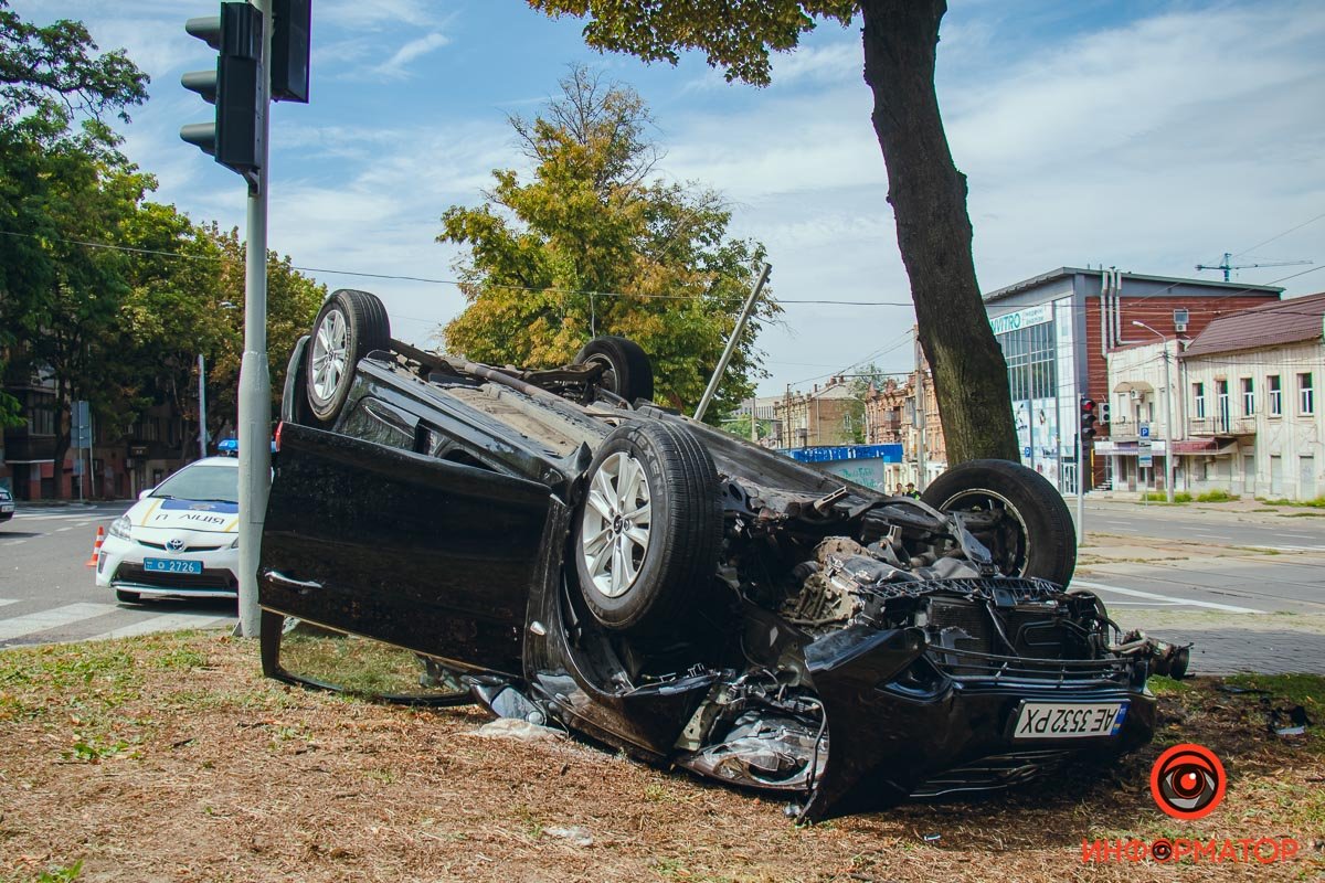 В Днепре на Святослава Храброго перевернулся Hyundai: как помочь пострадавшим