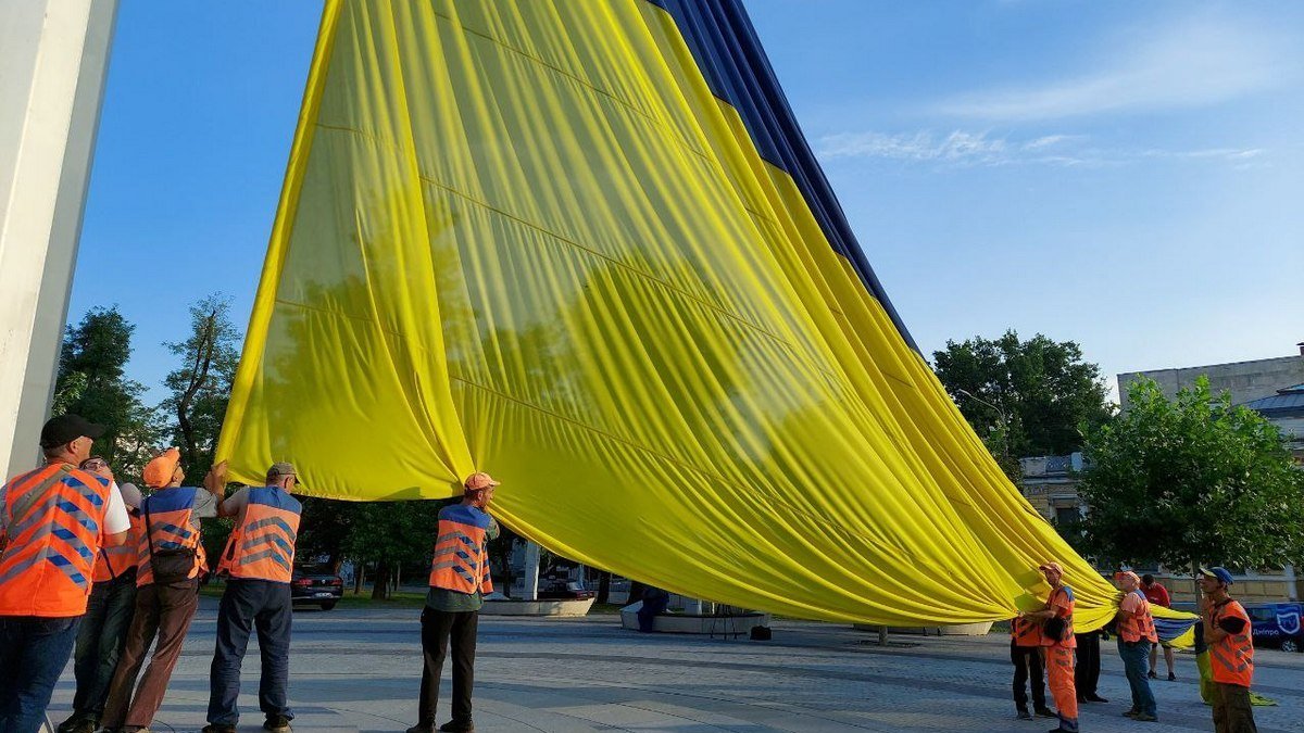 В Днепре заменили один из крупнейших флагов Украины: куда девают старые знамена