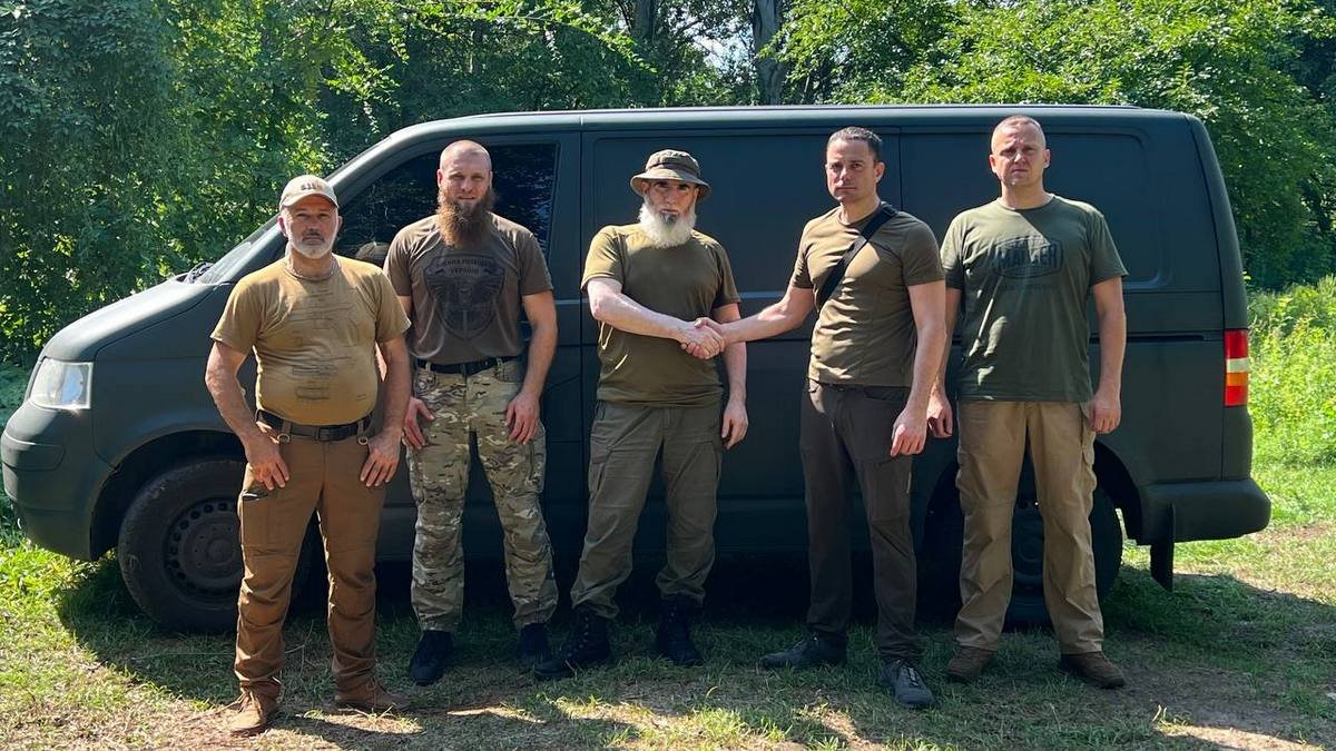 Мэр Каменского Андрей Белоусов посетил Защитников на юге Украины и передал автомобиль и вкусности