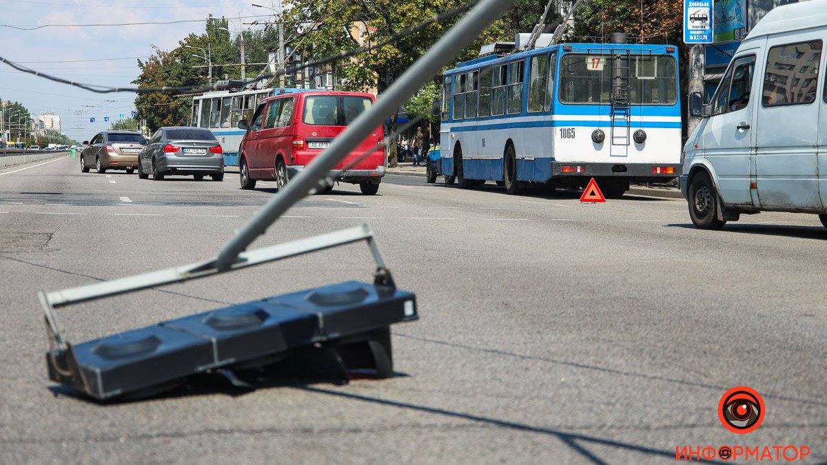 В Днепре на Слобожанском троллейбус снес светофор: образовалась пробка