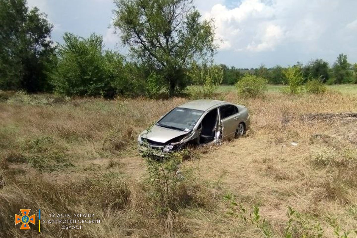 На автошляху Дніпро-Миколаїв Honda з’їхав у кювет: відео порятунку водія