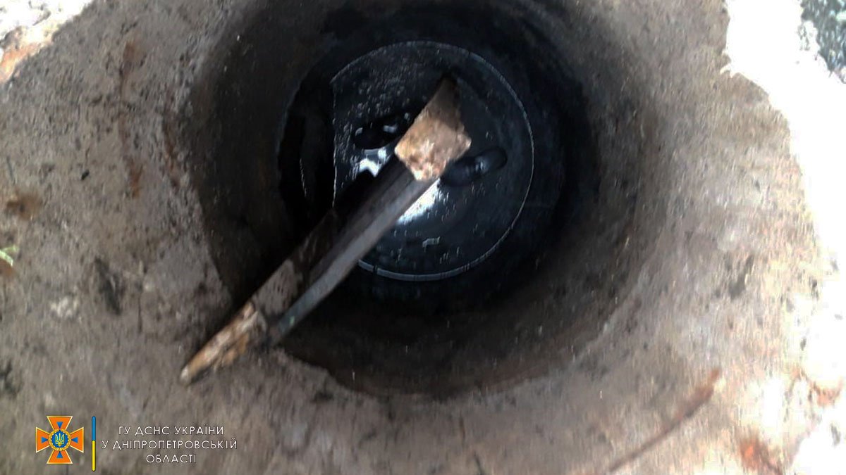 В Днепропетровской области трое мужчин упали в канализационный колодец: один погиб, двое - в тяжелом состоянии