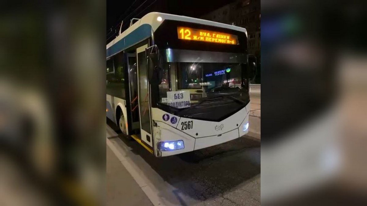 В Днепре водитель троллейбуса №12 сел за руль пьяным и попал в аварию: мужчину уволили