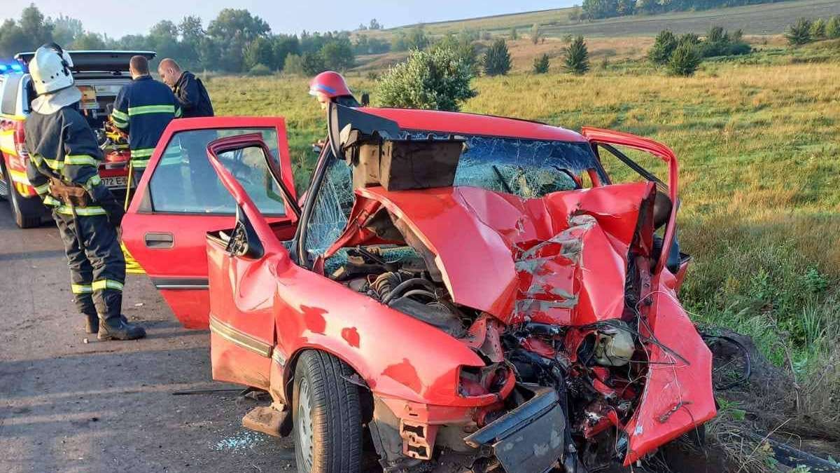 В Днепропетровской области Opel врезался в ограждение моста: двух мужчин зажало в авто
