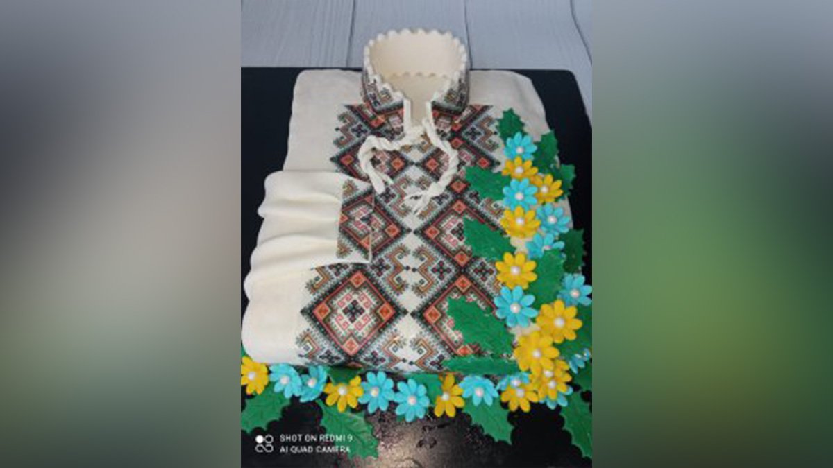 Кондитерка з Дніпра зробила торт "Вишиванку" для військових до Дня Незалежності