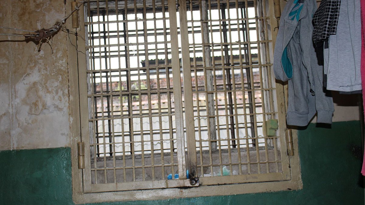 Вонь, оголенная проводка и отсутствующая вода: в каких условиях в Днепре в больнице содержат заключенных