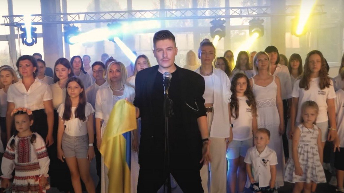 Співак із Дніпра та учасник відбору «Голосу» випустив пісню до Дня Незалежності