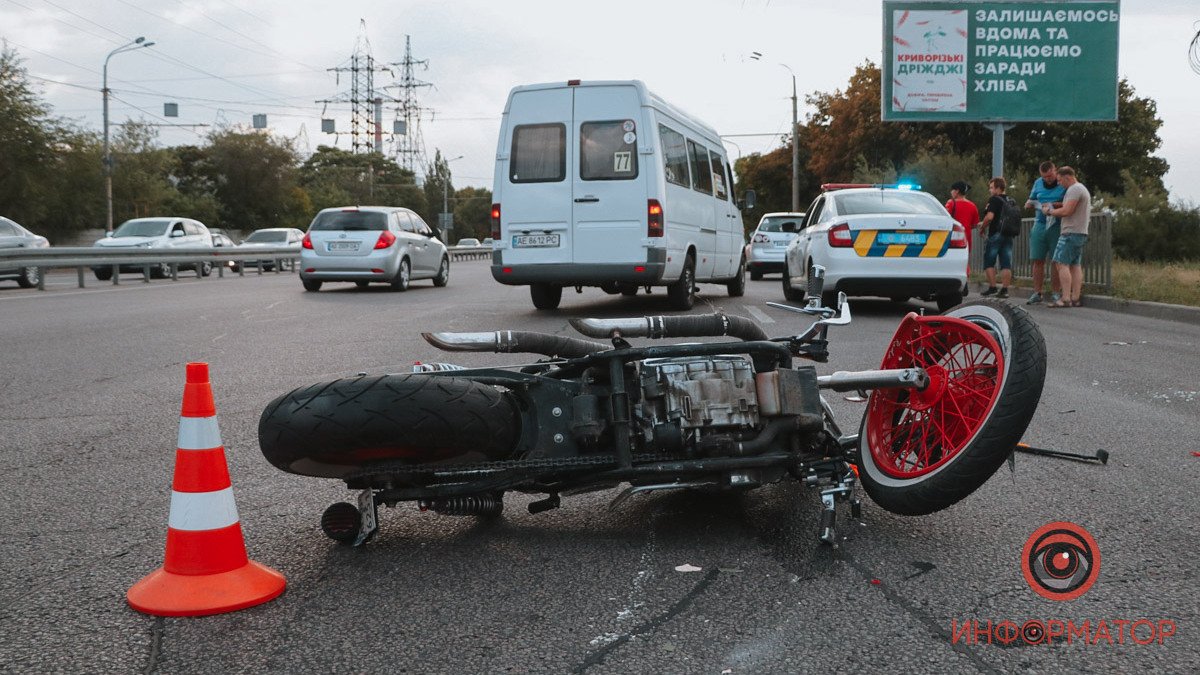 У Дніпрі на Набережній Заводській мотоцикліст врізався у Volkswagen: постраждав водій двоколісного