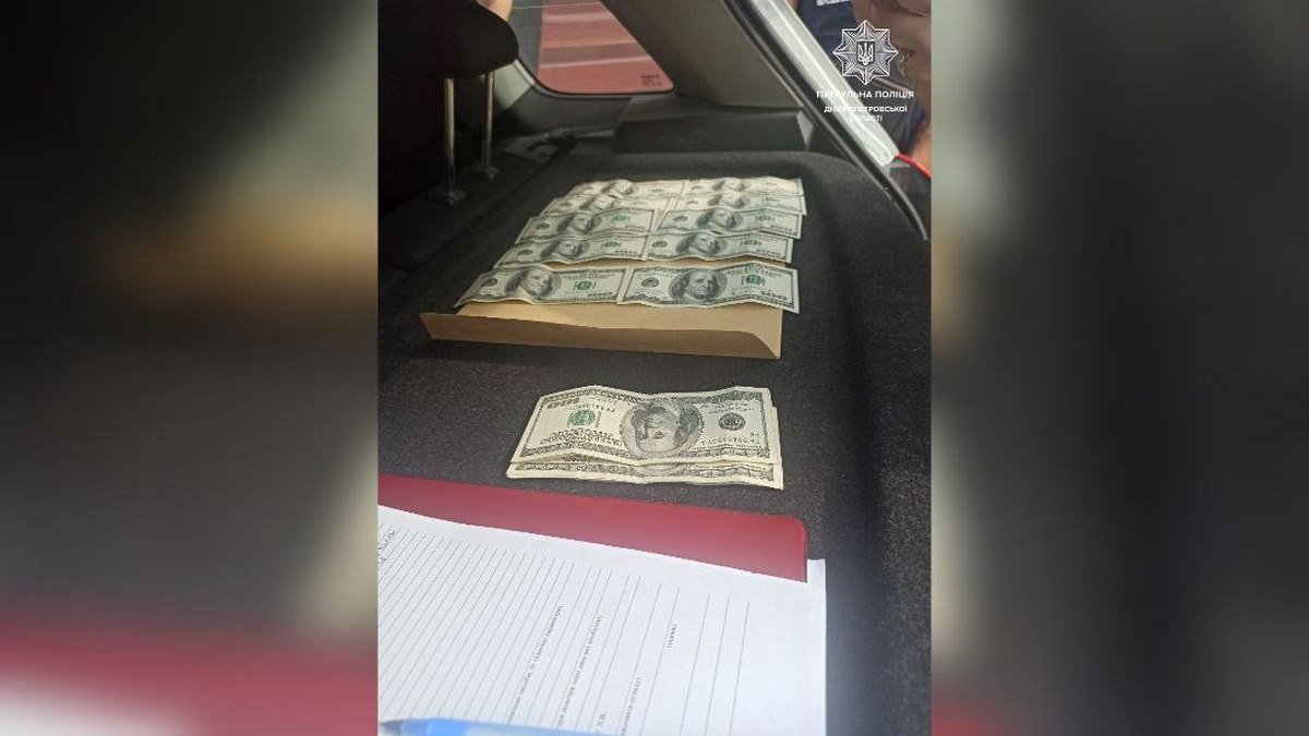У Дніпрі водій служби таксі Bolt вкрав гроші з машини на автомийці