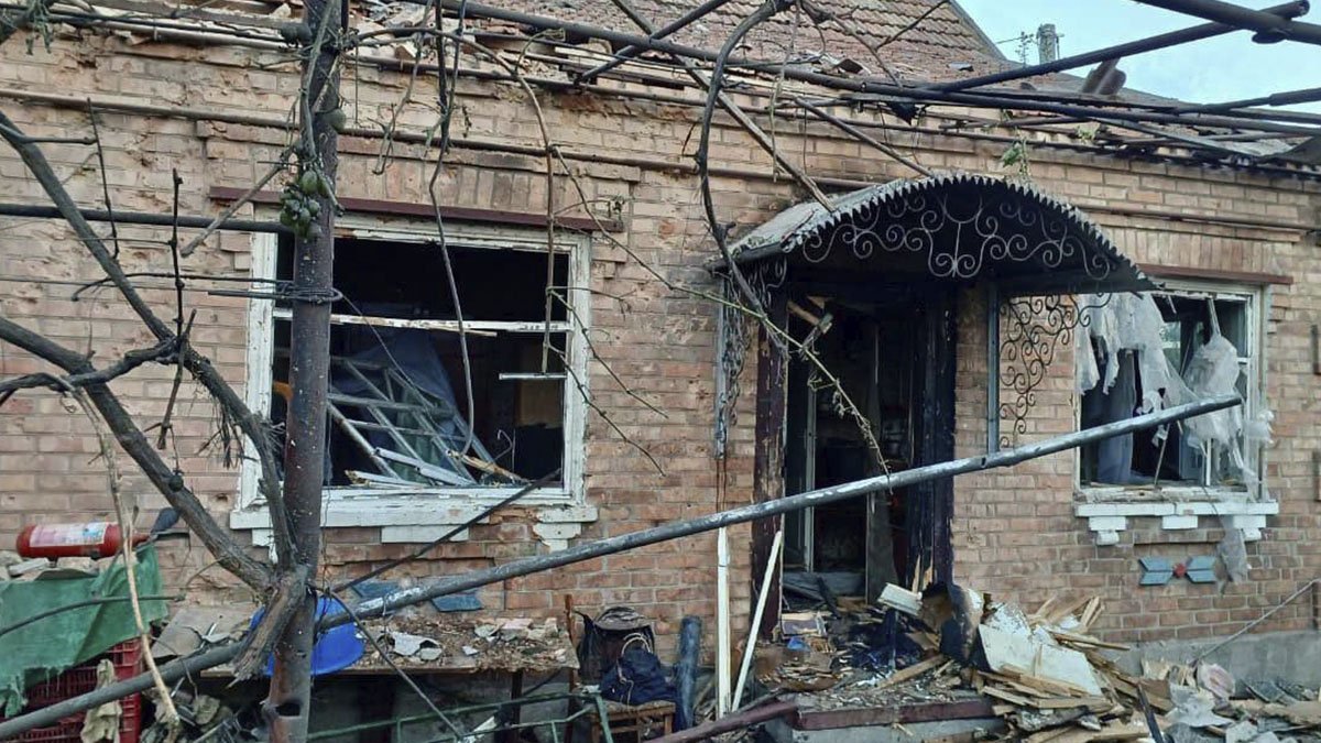 Войска России трижды за ночь обстреляли Никополь: без света остались более 1500 семей