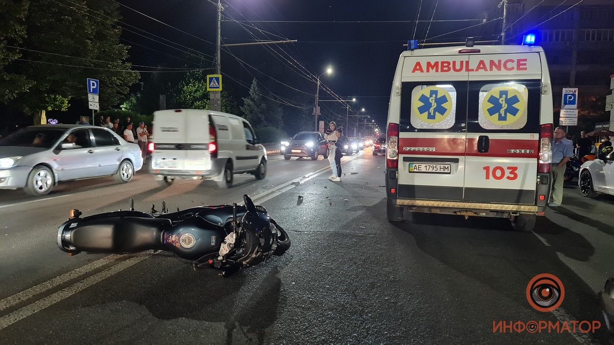 У Дніпрі на Січеславській Набережній мотоцикліст збив 19-річну дівчину: вона у лікарні