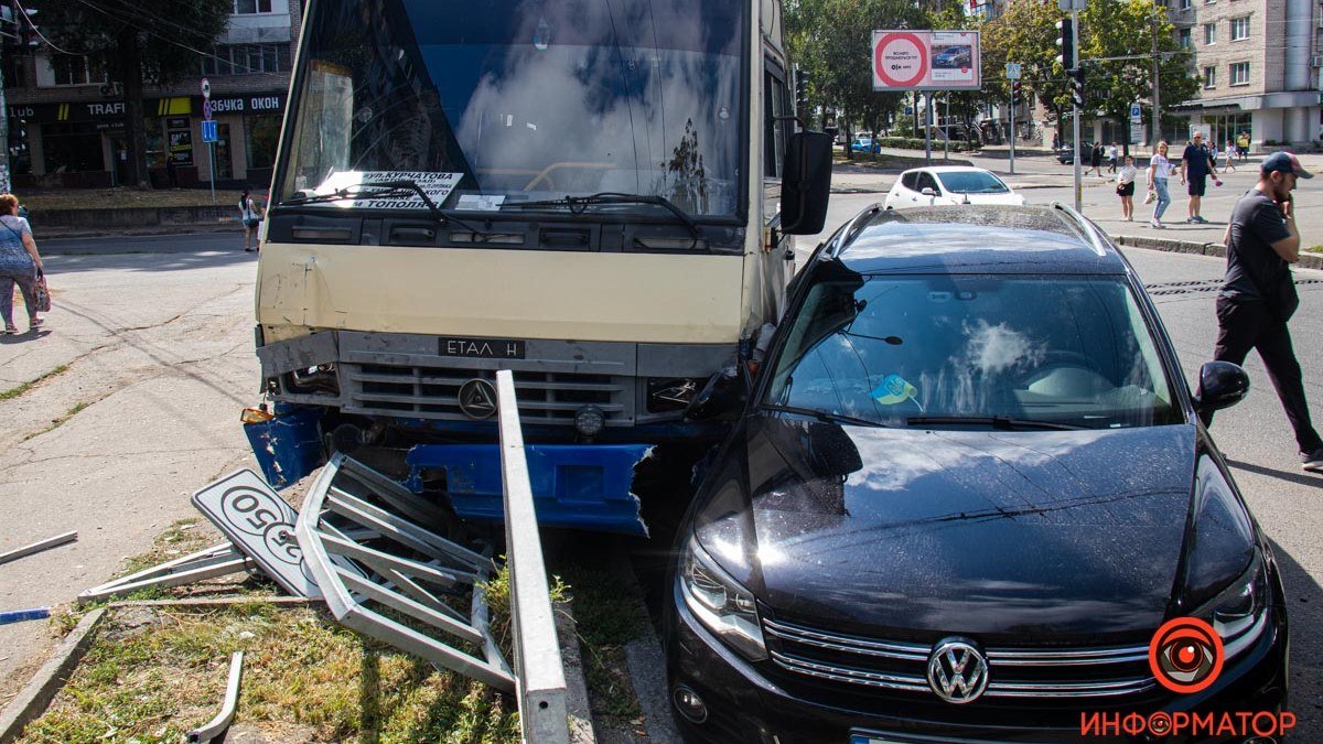 У Дніпрі на проспекті Олександра Поля автобус №73 протаранив паркан та зачепив припарковану автівку