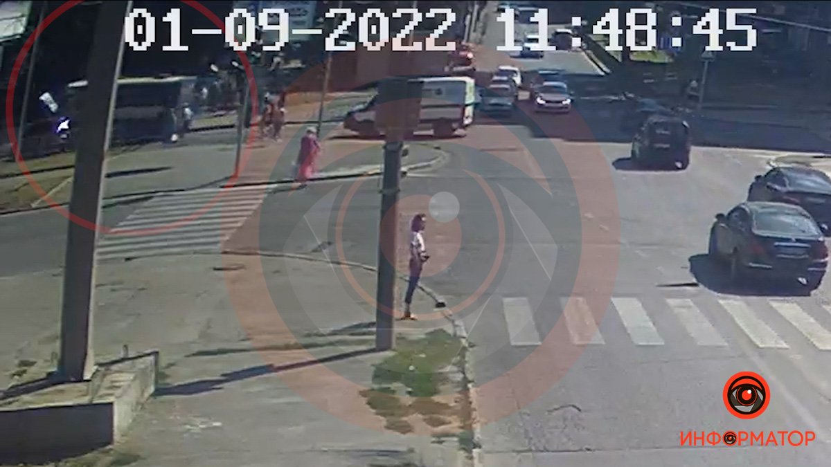 Відео моменту ДТП: у Дніпрі на проспекті Олександра Поля автобус №73 протаранив паркан